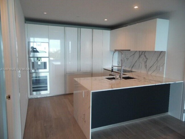 10201 Collins Ave Unidad 805