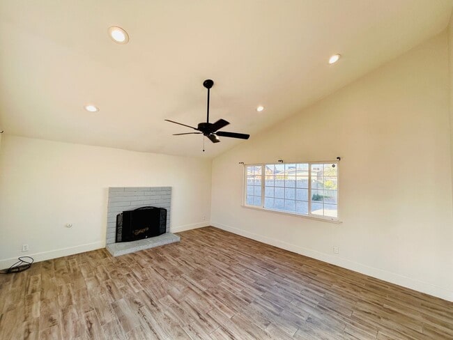 Photo - 4BD 3Bth Blend of style, comfort, and convenience.