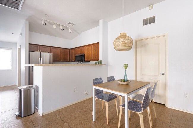 Photo - 2402 E 5th St