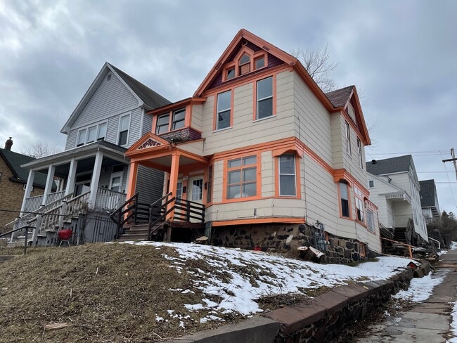 Building Photo - 731 E 5th St Unit 1