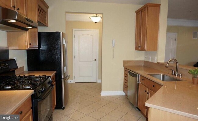 5801 Clipper Ln Unit 205