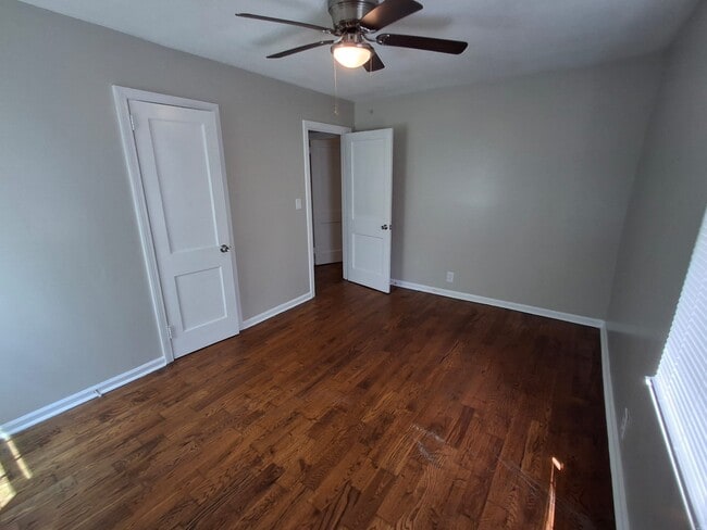 Photo - 825 Crestline Cir NW