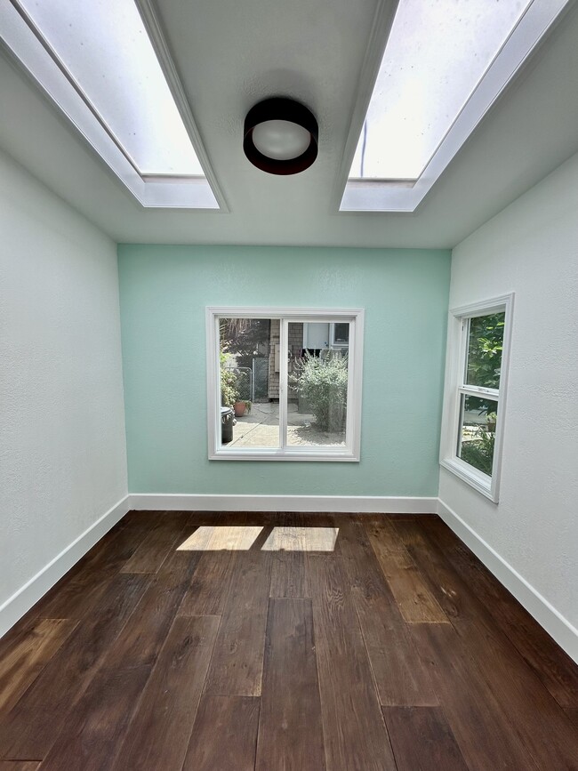 Bonus Sunroom - 1613 6th Ave