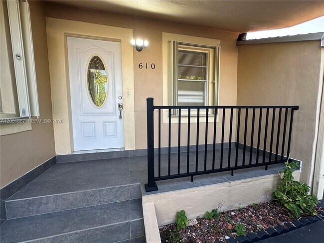 Photo - 610 NW 23rd Pl Unit Front