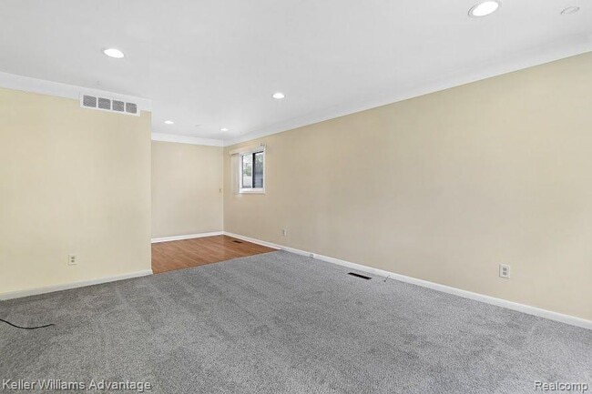 Photo - 5705 Detroit St