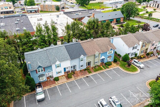 Photo - 617 College Ave SW