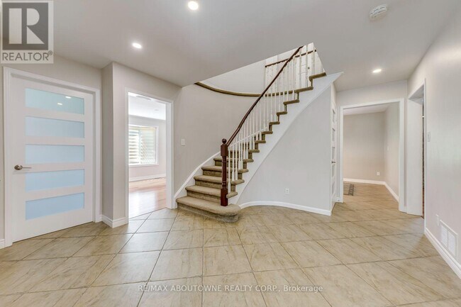 Photo - 1124 Notley Crescent