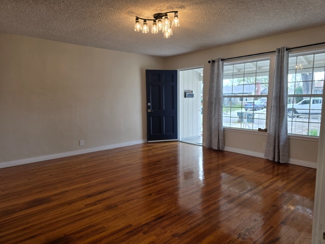 Photo - 470 Mercury Ln