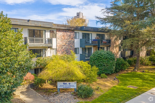 Building Photo - Amber Lodge