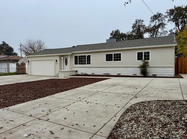 Building Photo - 677 Whyte Ave Unit 677 Whyte Avenue