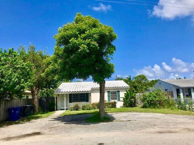 Building Photo - 1412 NE 2nd Ave Unit Front