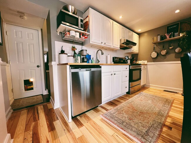 Photo - Gorgeous 2-Bed Townhome in Pennsport! Available on NOW!