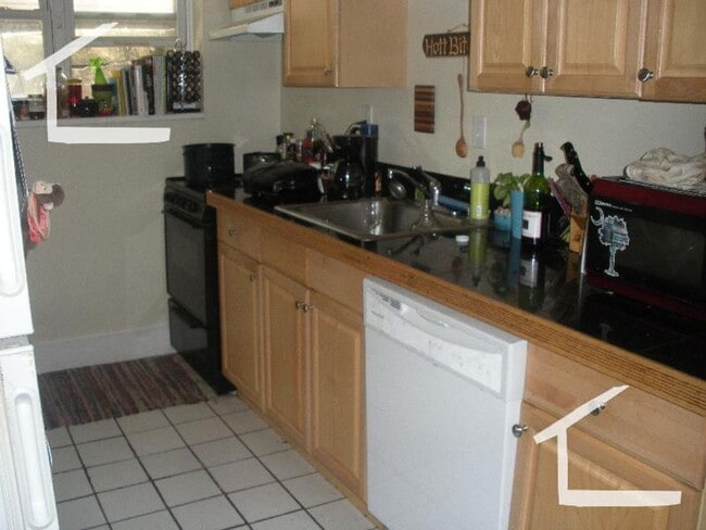 Building Photo - Large 2 bedroom unit near the Green Line.
