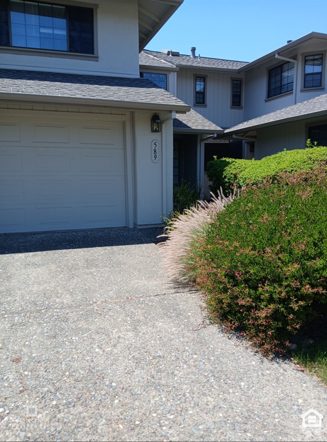 Building Photo - 3 Bedroom, 2.5 Bathroom Townhouse, Located...