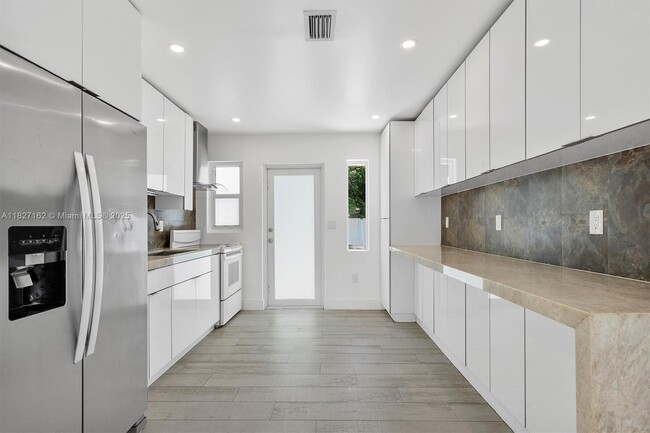 Building Photo - 160 NW 121st St Rental