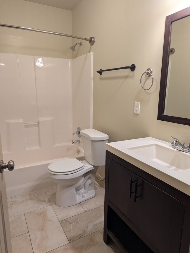 Building Photo - 772 1470 W Rental