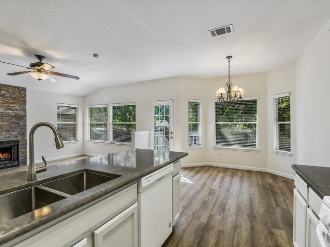 Photo - 1102 Brashear Ln