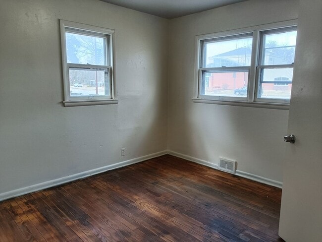 Photo - 2125-27 W Silver Spring Dr Unidad lower