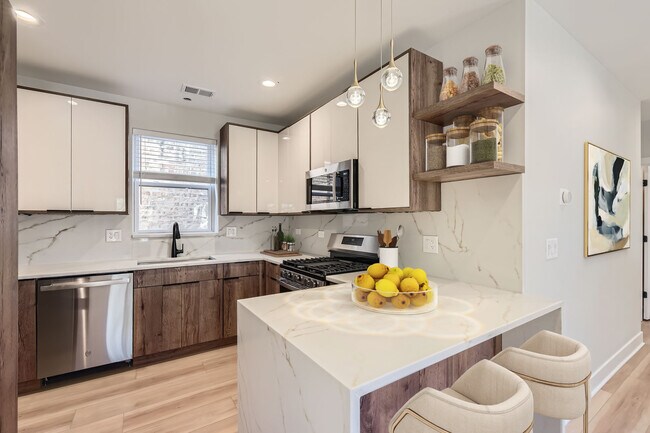 5025 N Rockwell St Unit 1N