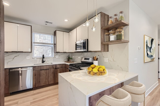 Photo - 5025 N Rockwell St Unit 1N