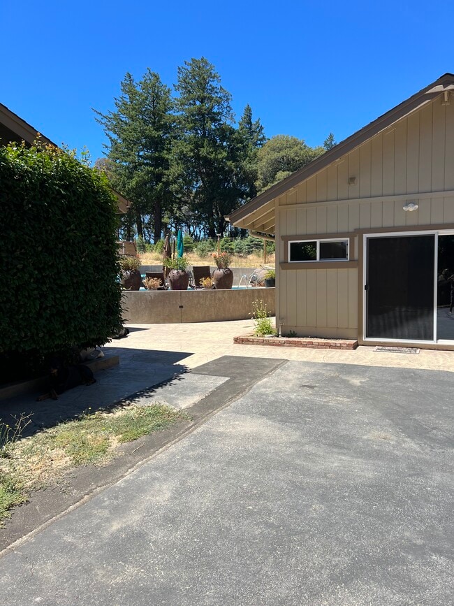 Photo - 330 Braemoor Dr