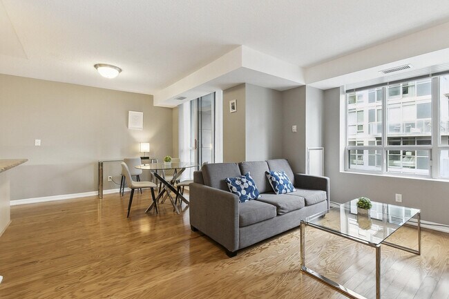 Photo - 136 Simcoe St Unit FL1-ID1031080P