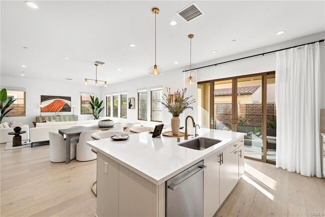 Photo - 215 Sutters Ml