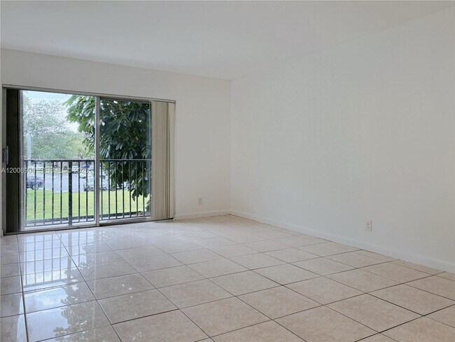 Photo - 8550 N Sherman Cir Unit 205