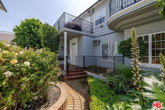 Photo - 110 Flores St