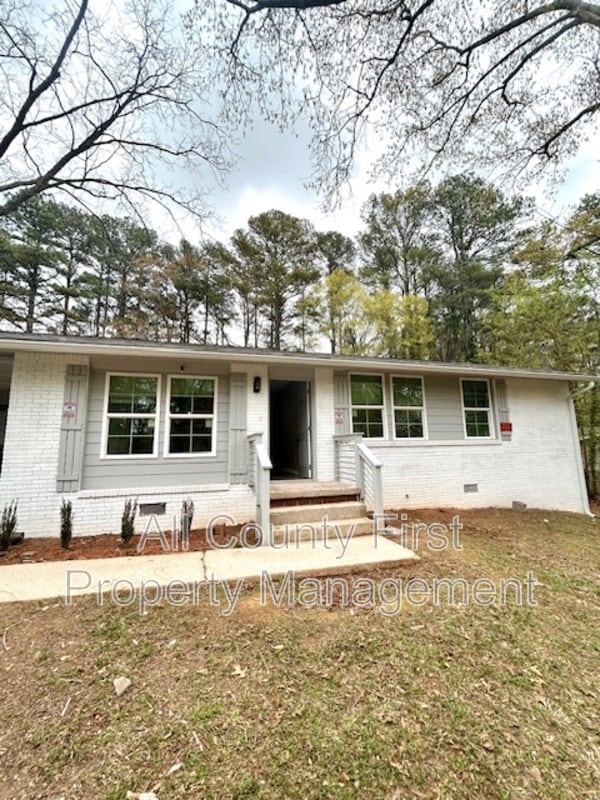 Building Photo - 2386 Cresta Dr