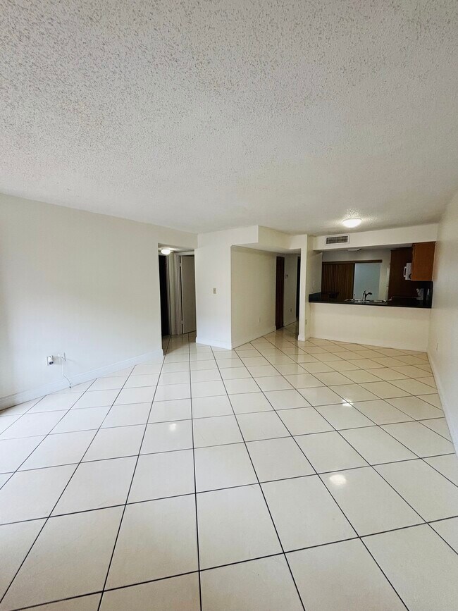 Dining area - 1331 W 51st Pl Unit 1331