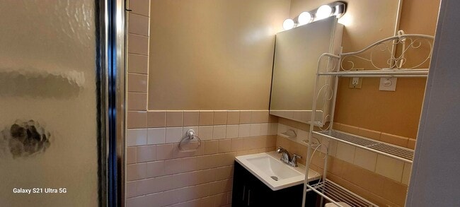 Photo - 677 Leonard St Unidad 2