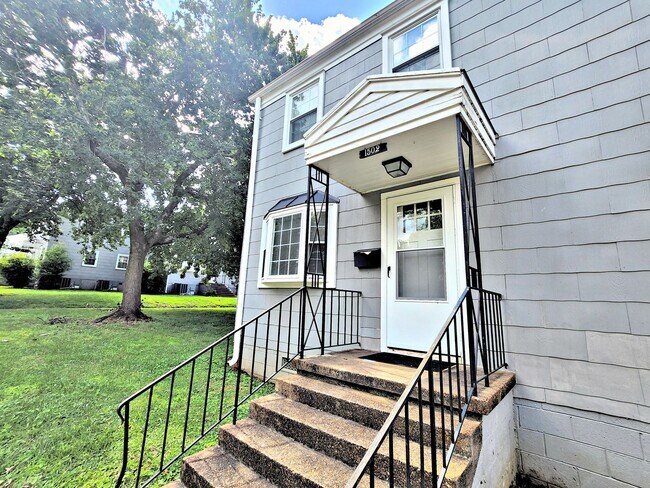 Photo - Beautiful 2BR / 1BA Apartment In Old Town/Five Points!