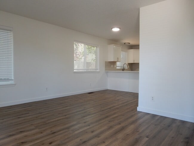1446-KE1446 Trent Ave N