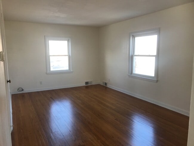 Photo - 119 W Oakdale Dr