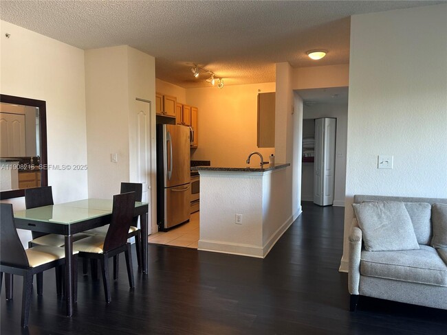 Building Photo - 6001 SW 70th St Unit 551