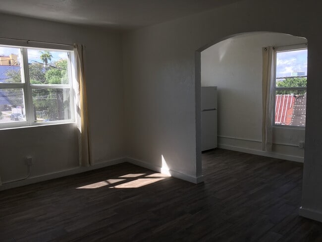 Living NW - 240 NW 8th Ave Unit 1