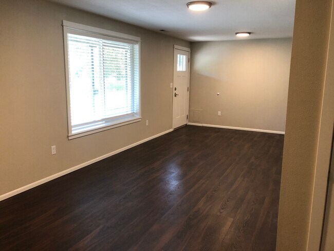 Photo - 510 E James St