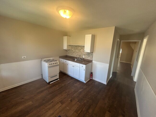 Photo - 644 W 49th St