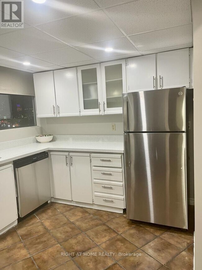 Photo - 3700 Kaneff Crescent Unité 802