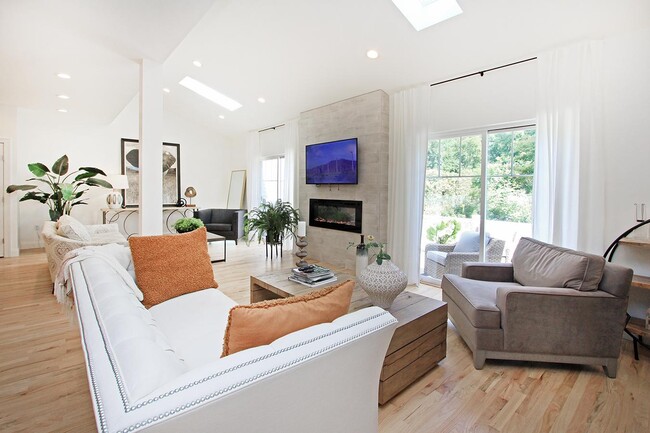 living room - 131 Mill St