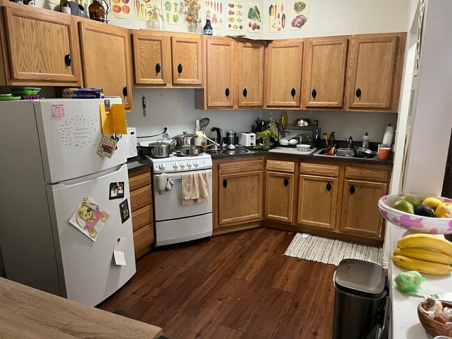 Building Photo - 1563 Beacon St Unit 4 Rental