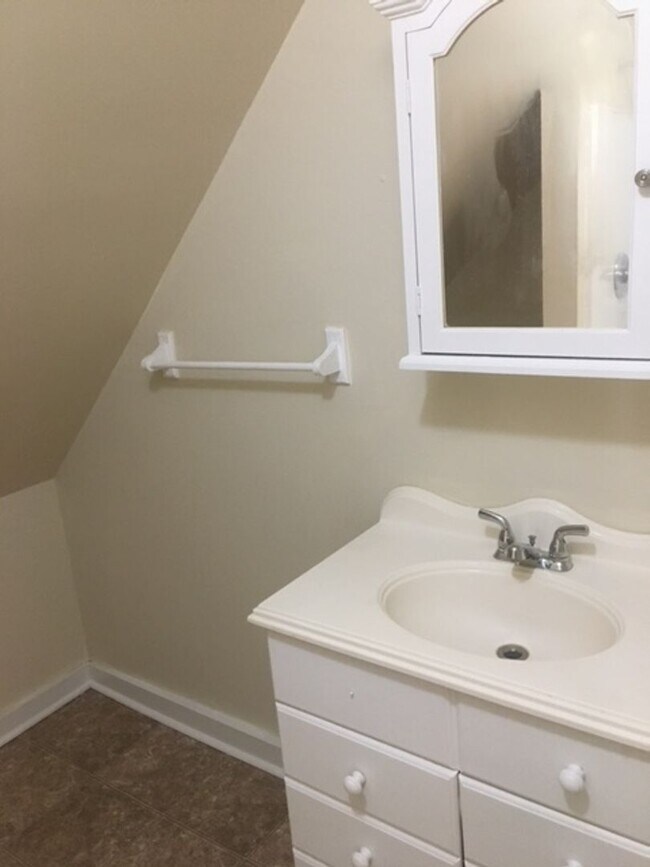 Photo - 3 or 15 month lease .Walk to Woodland Park...