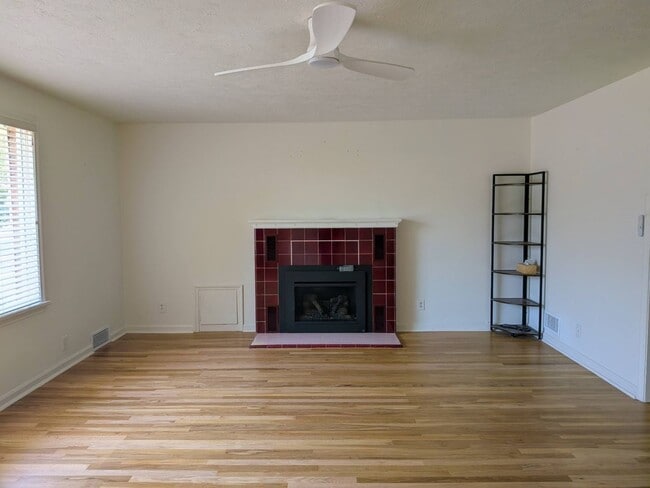 Photo - 262 E 2nd S