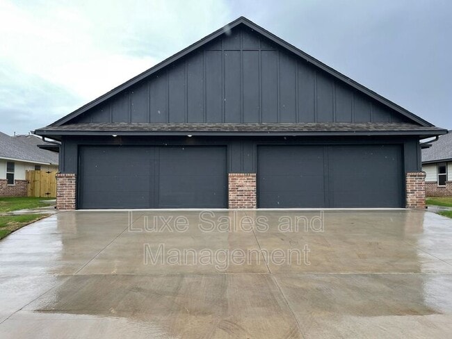 Building Photo - 10526 Utica Dr