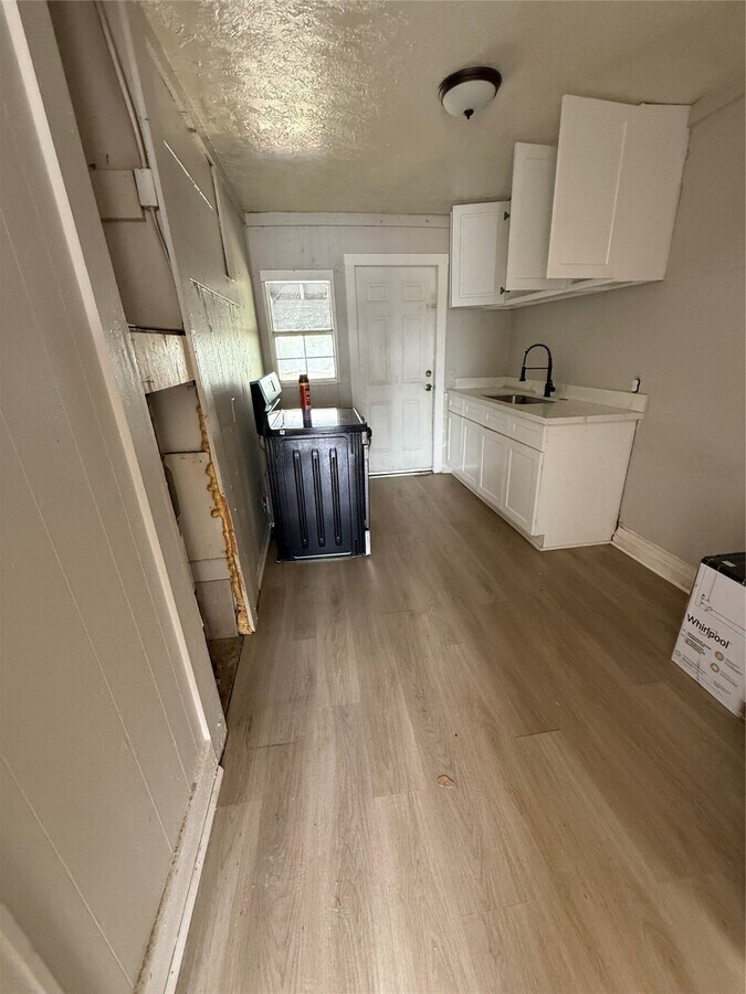 Photo - 126 W 6th St