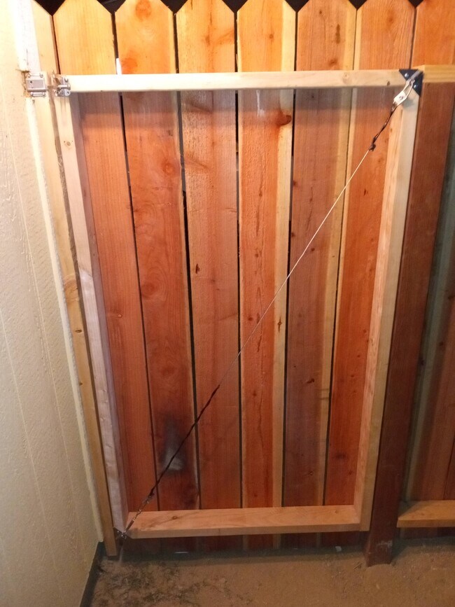 Puerta trasera - 327 Adeline St Unidad 2