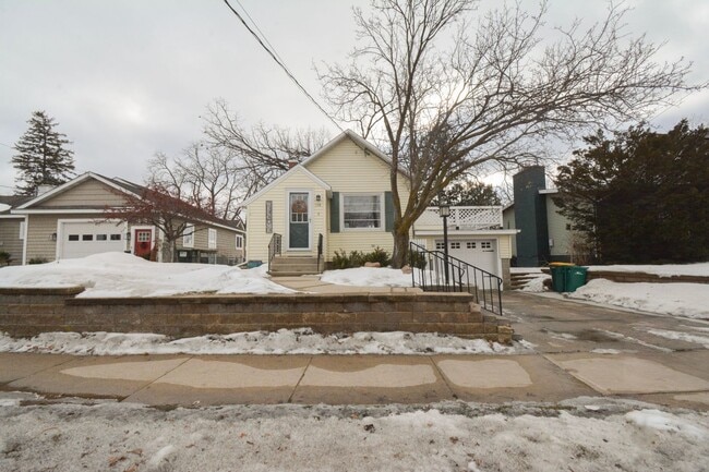 Building Photo - 1 Bed, 1 Bath Home on Silver Lake Available For Rent