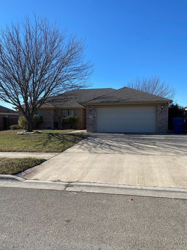 Building Photo - GORGEOUS 3 BED/ 2 BATH HOME IN HOUSE CREEK...