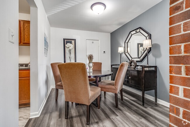 2 habitaciones, 2 baños, 1050 pies cuadrados, comedor 2